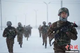 天山北麓：-20℃雪原锤炼特战尖兵图片