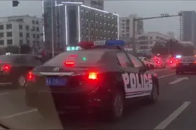 交通拍客 | 冒牌警车上路？原是道具车 海南交警：戏外时间不能随意挂警灯上路图片