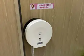 杭州一小学女厕所现粉色提示牌，网友看完爆赞！联合国都夸了图片
