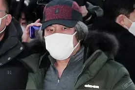 韩国”素媛案”罪犯刑满出狱，示威民众扔鸡蛋大声谩骂图片