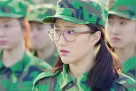 春风十里不如你：残酷军训开始了，不料要剪女生头发，下秒扎心了视频封面