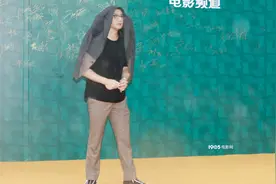 淋雨一直走！黄觉外套蒙头挡雨造型恶搞趣味吸睛图片