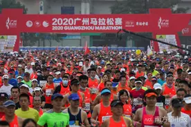 2020广州马拉松赛开跑~选手造型创意百出图片