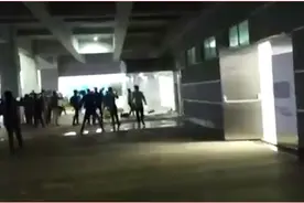 砸毁设备焚烧车辆，台媒：台企印度苹果工厂被2000人暴力砸厂图片