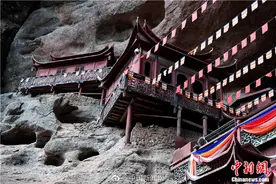 罕见！悬崖峭壁上一根柱子撑起的寺庙 你见过没？图片