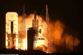 美神秘间谍卫星升空，据称可监听地表2.2万英里的电子通信图片
