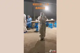 核酸检测点的“最美舞蹈”：连夜工作8小时 她穿防护服跳起“小天鹅”图片