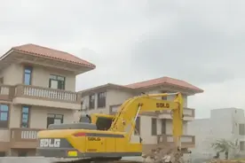 真拆！男子在文昌“以租代买”村民土地违建别墅被依法拆除图片