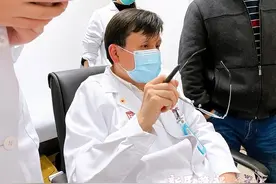“医”线｜原来张文宏是这样看门诊的：段子手、满场飞……图片