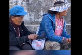 84岁妈妈偷偷塞钱给女儿，被发现后捂嘴掩饰 网友：母亲眼里永远的孩子图片