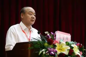 退休2年的他，再任国企董事长图片