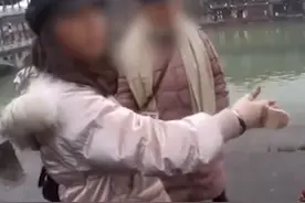 游客凤凰古城租衣服却被禁止自拍，商家当事人被拘视频封面