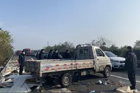 路遇车祸特警队员出手 助司机搬运货物抬车图片