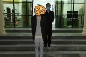 为讨女友欢心，男子盗窃女士丝袜被拘留图片