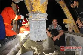 由于操作不慎，浦北一工人被卷入水泥搅拌机图片