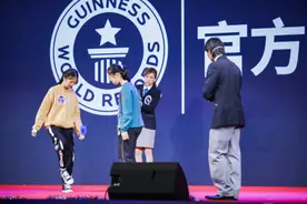 一分钟102次！宝鸡两学生打破“一分钟双人毽子互踢”吉尼斯世界纪录图片