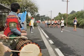在曼妙湖光山色中穿花绕步？宁波东钱湖马拉松，提供一个实践样板图片