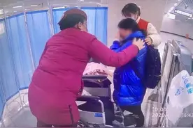 女童突然发病母亲急得大哭，地铁工作人员伸援手图片