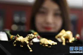 生肖牛贺岁金条、摆件亮相济南图片
