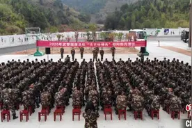 福建武警“文艺轻骑队”赴基层演出慰问新兵图片