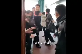 全班男生保镖式护送老师下楼，堪比明星出场，网友：这群孩子太可爱了图片