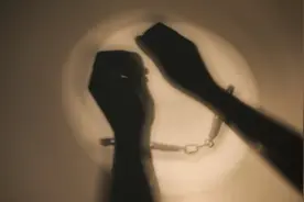 得知妻子出轨，内蒙古一男子脱掉妻子衣服，并使用多种工具对其羞辱，因非法拘禁获刑一年图片