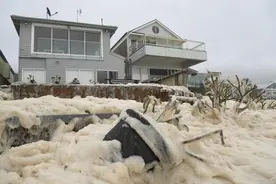 澳大利亚海滩现大量泡沫 当地居民暴雨中裸跑图片
