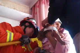 “乾坤圈”套脖子上 差点没摘下来图片