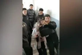 全班男生保镖式护送女老师下楼：用特别的方式送别视频封面