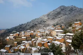 安徽黄山：雪后土楼美图片