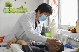 不是亲人胜似亲人：河南古稀村医坚守20余年，供养600余位农村老人图片