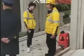 南宁一外卖小哥被保安用防爆叉锁住脖子，现场视频引发热议图片