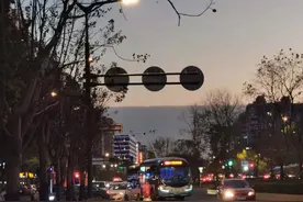 突发！南京天空出现一道“墙”图片