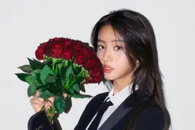 木村光希黑西装配白衬衫帅气 手拿红玫瑰又美又酷图片