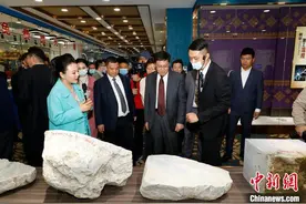广东揭阳玉器产业向电商转型 直播和线上交易额攀升图片