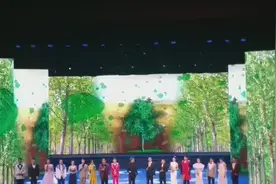 歌唱家阎维文来兰演出，他把鲜花献给环卫工人......图片