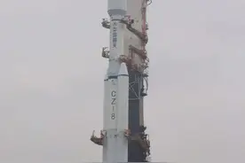 长征八号遥一运载火箭垂直转运至发射区图片