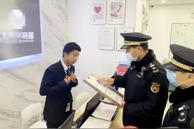 上海实施挂牌房源核验新规首日，有中介反复回避执法队员询问图片
