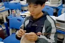 杭州高一男生自学编织课间赶织围巾：送给妈妈当生日礼物图片