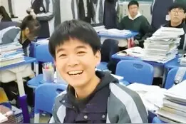给妈妈织围巾的小暖男火了……但是，校长有话说图片