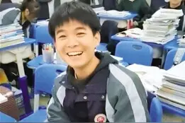 给妈妈织围巾的小暖男火了……但是，校长有话说图片