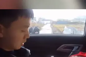 民警脱下警服给婴儿取暖！视频封面