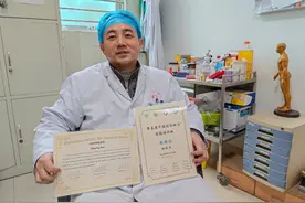 这医生每天脚绑4公斤沙袋上班，西医从业廿载又攻读中医博士图片