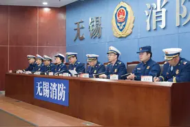 蓝焰意志 薪火相传｜无锡支队举行新招录消防员授衔仪式暨冬季消防员退出仪式图片