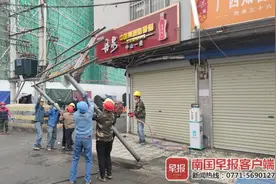 占用人行道、公共空地，南宁中山路、民族路多处违规搭建简易棚被拆图片