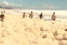 澳大利亚黄金海岸出现现泡沫海浪，高度可将人彻底淹没视频封面