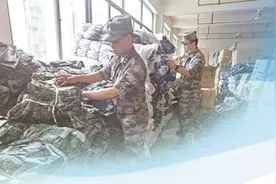 坚决从严打击非法制售军服行为图片