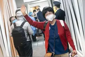 外交部：中方已从海外接回7万多名同胞图片