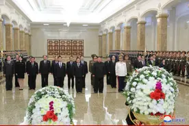 金正恩参谒锦绣山太阳宫，向金正日遗体鞠躬致敬图片