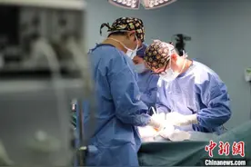 中国专家优化神经微创手术走出国门 圆更多脑瘫孩子“行走梦”图片